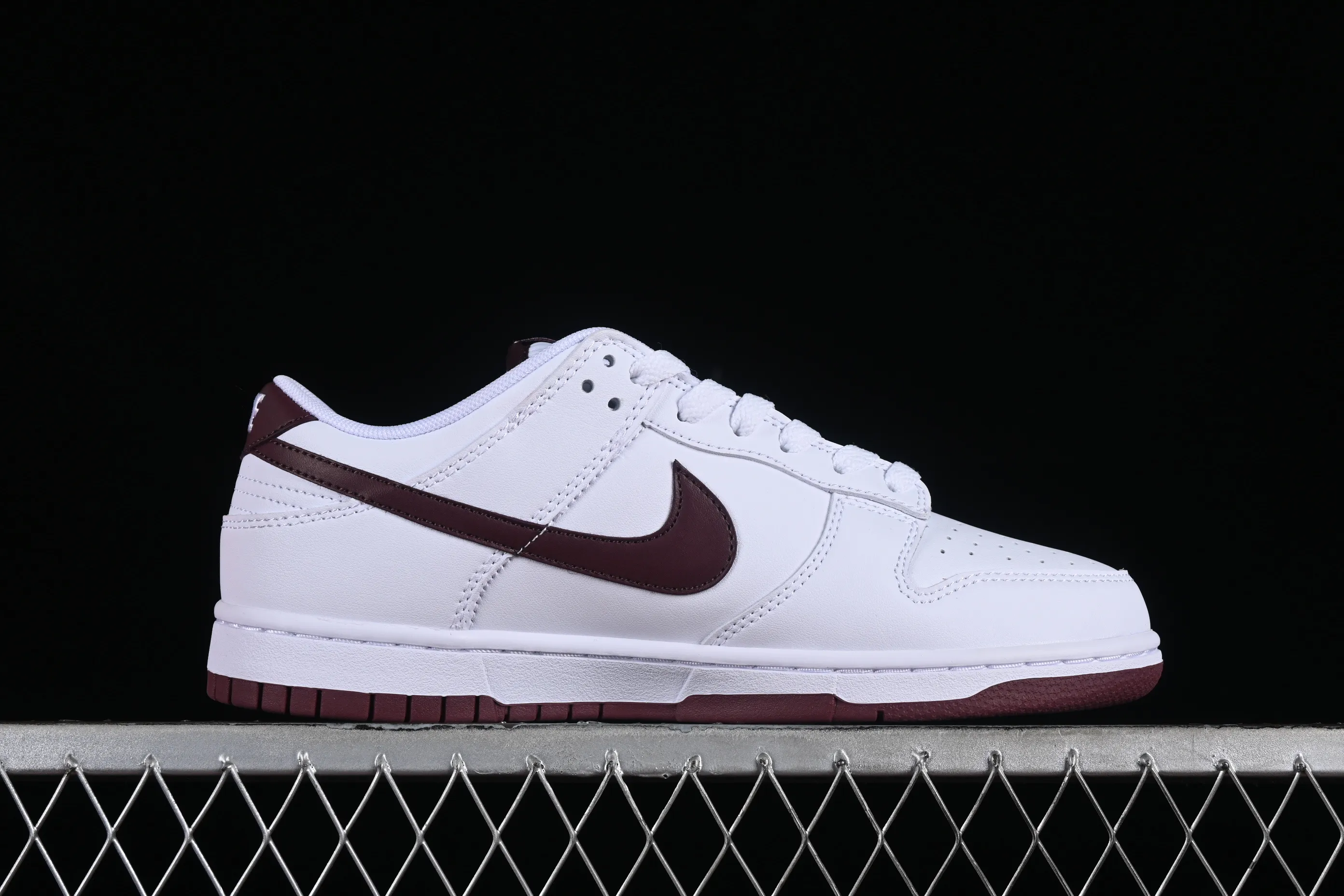 All categories Nk SB Dunk series Nk SB Dunk Low low-top sneakers Nk SB Dunk Low white and red color low-top casual sports skateboard shoes DV0831-102